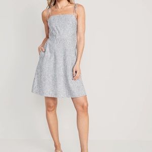 Old navy sleeveless tie dress with pockets